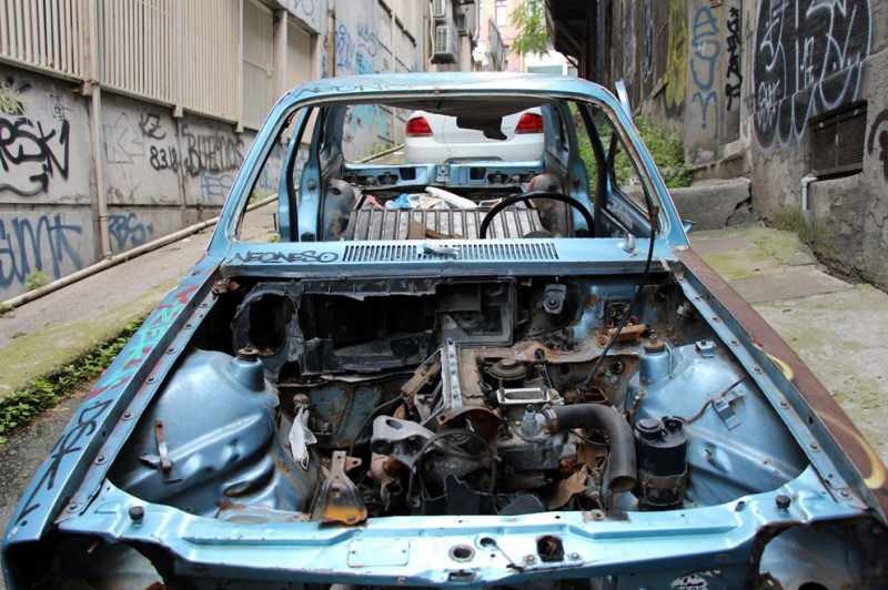 Ils ont brisé la voiture de l'actrice Şükrü Yıldız morceau par morceau