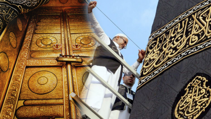 Quelles sont les caractéristiques de la housse Kaaba? Par qui a-t-il été couvert pour la première fois ?