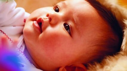 Quand la couleur des yeux des bébés devient-elle claire?