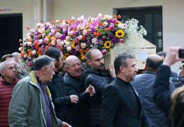 Le cercueil de Şükrü Gençoğlu était décoré de fleurs