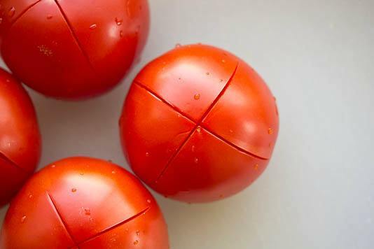 La technique de pelage des tomates