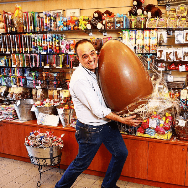John Kapos a créé un Snapchat, inspiré d'un gros œuf de Pâques en chocolat.