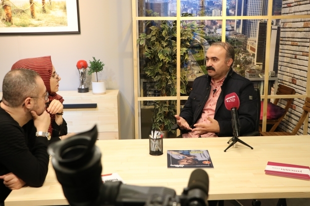 Osman Doğan, le directeur du jeu de banquet, a répondu aux questions curieuses