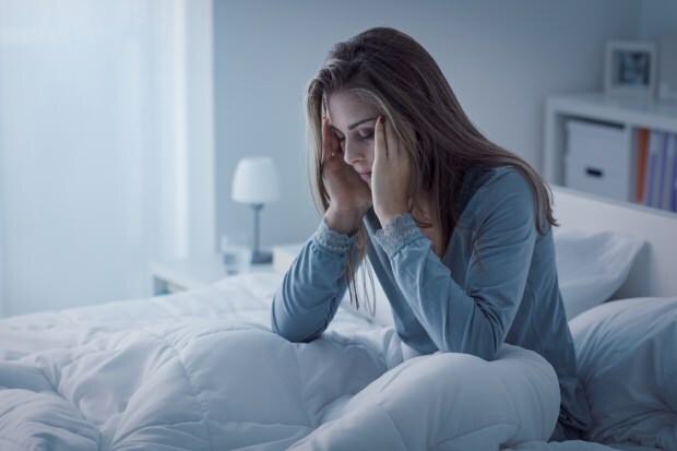 Une personne souffrant d'insomnie insuffisante provoque également de graves maux de tête.