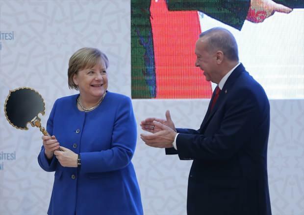 le moment où Angela Merkel a reçu un cadeau du président Erdogan 