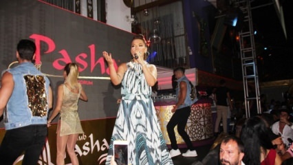 Demet Akalın a donné un concert avec sa robe de 10 ans