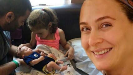 La nouvelle mère Ceyda Düvenci a montré le visage de son fils