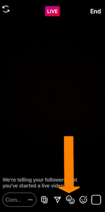 capture d'écran d'une diffusion Instagram Live avec une flèche orange pointant vers l'icône des visages souriants en bas de l'écran