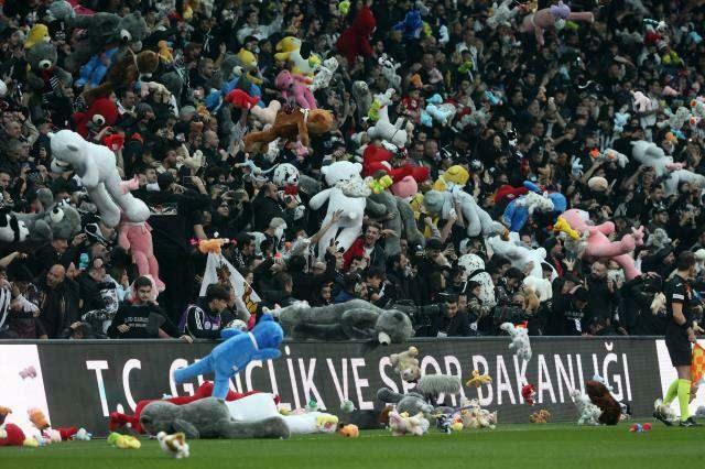 Jouets lancés dans le match de Beşiktaş