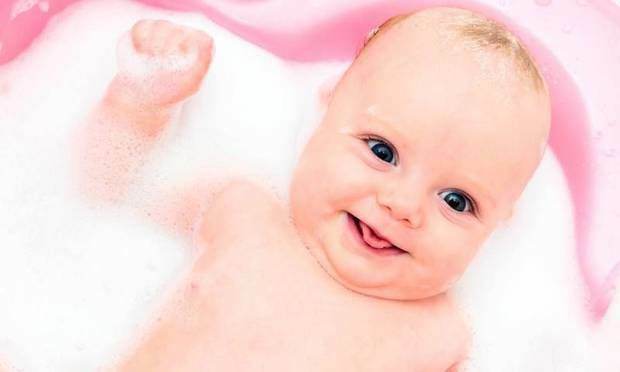Si votre bébé avale de l'eau en prenant un bain ..