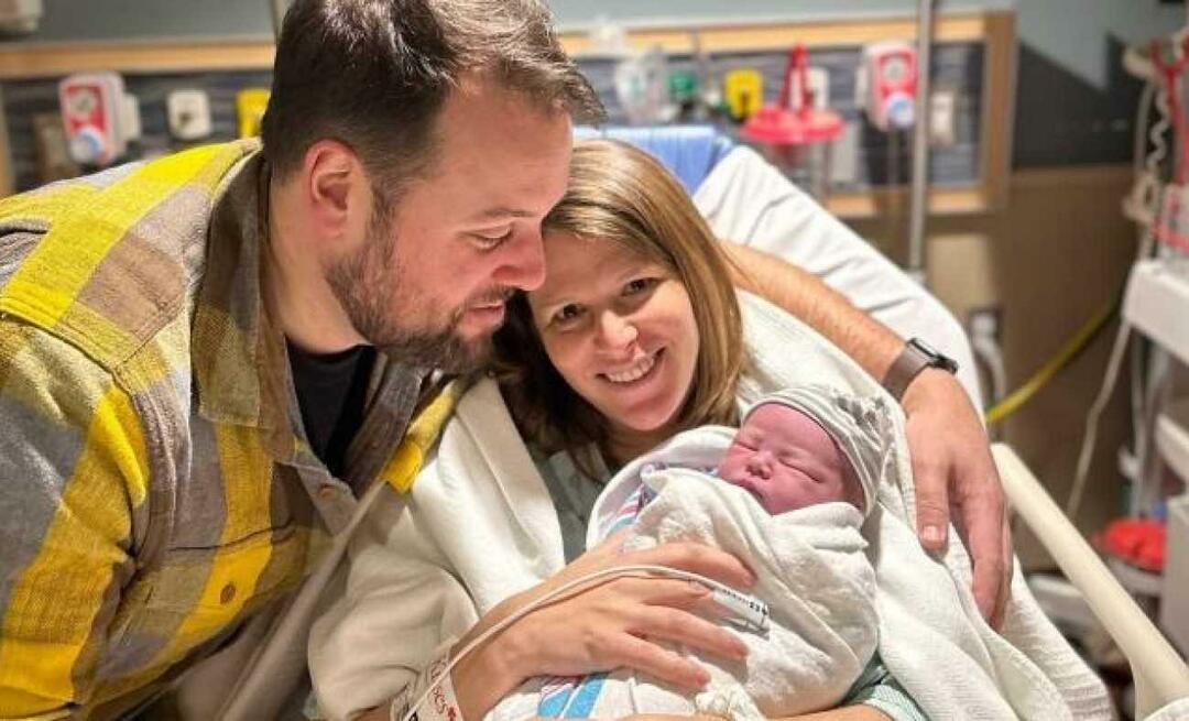 Kasie Hunt n'a pas pu se rendre à l'hôpital pour accoucher! Dans ta salle de bain...