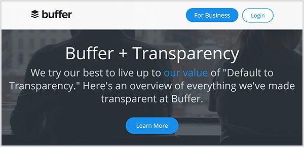 La page Web Buffer pour la transparence radicale de l'entreprise a un fond sombre avec le texte Nous faisons de notre mieux pour être à la hauteur de notre valeur par défaut en matière de transparence. Voici un aperçu de tout ce que nous avons rendu transparent chez Buffer. Un bouton bleu En savoir plus apparaît sous le texte.