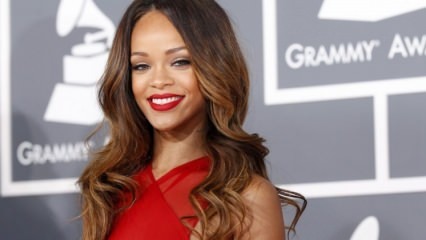 Cours d'équitation de rouge à lèvres rouge en ligne de Rihanna