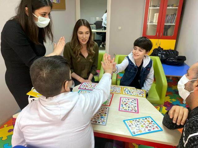 Visite significative de Mustafa Konak, fils de Burcu Biricik, autiste dans la série télévisée `` Fatma ''