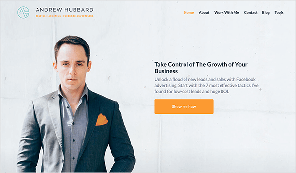 Le site Web d'Andrew Hubbard montre Andrew dans un costume gris avec une pochette orange. Le texte Prenez le contrôle de la croissance de votre entreprise apparaît en caractères gris gras. Un bouton orange indique Montrez-moi comment.