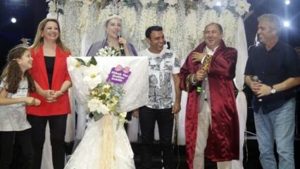 Mariage surprise sur scène par Funda Arar