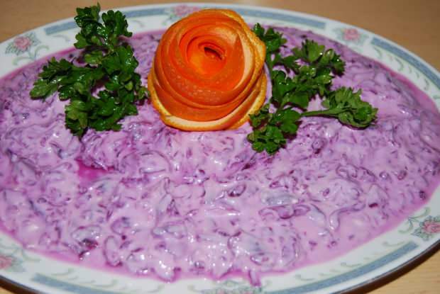 Comment faire une salade de chou violet avec le yogourt le plus simple?