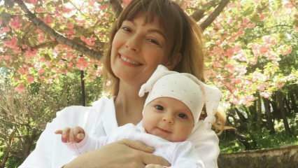Nouvelle pose de la mère fraîche Özge Özder avec sa petite fille! Eva Luna toute l'attention ...