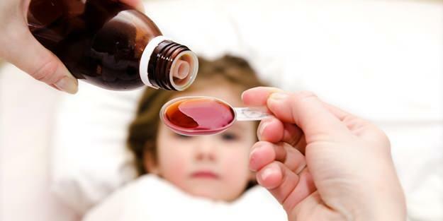 Lorsque vous donnez des médicaments à vos enfants, veillez à respecter la dose recommandée par le médecin.
