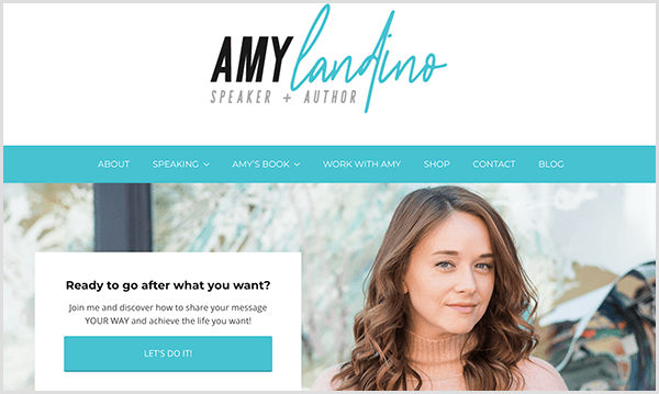 Le site Web d'Amy Landino reflète sa nouvelle marque personnelle. Le site Web a des couleurs d'accent turquoise. Le titre dit Amy Landino Speaker And Author. Une photo d'Amy apparaît sous la barre de navigation avec une case indiquant Prêt à partir après ce que vous voulez? Un bouton bleu indique Let's Do It.