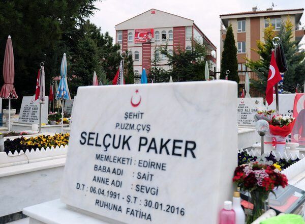 La mère de Martyr Selcuk Paker s'est déplacée en face de la tombe de son fils!
