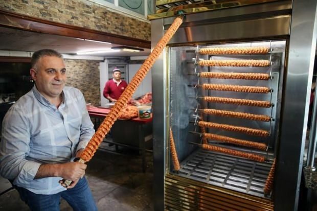 Un tout nouveau goût à Adana! Ce kebab d'Adana s'allonge!