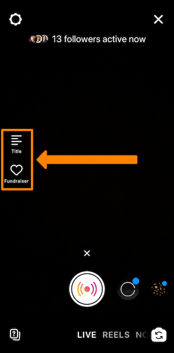 Capture d'écran d'une diffusion Instagram en direct montrant les icônes de titre et de collecte de fonds entourées en orange