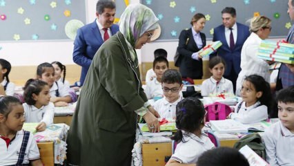 La Première Dame Erdoğan a distribué des cahiers aux étudiants!