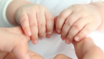 Pourquoi les mains des bébés sont-elles froides? Rhume des mains et des pieds chez les nourrissons