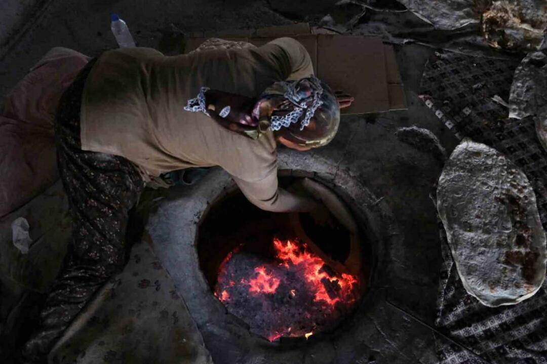 Il quitte son village de montagne et devient patron de la boulangerie qu'il ouvre.