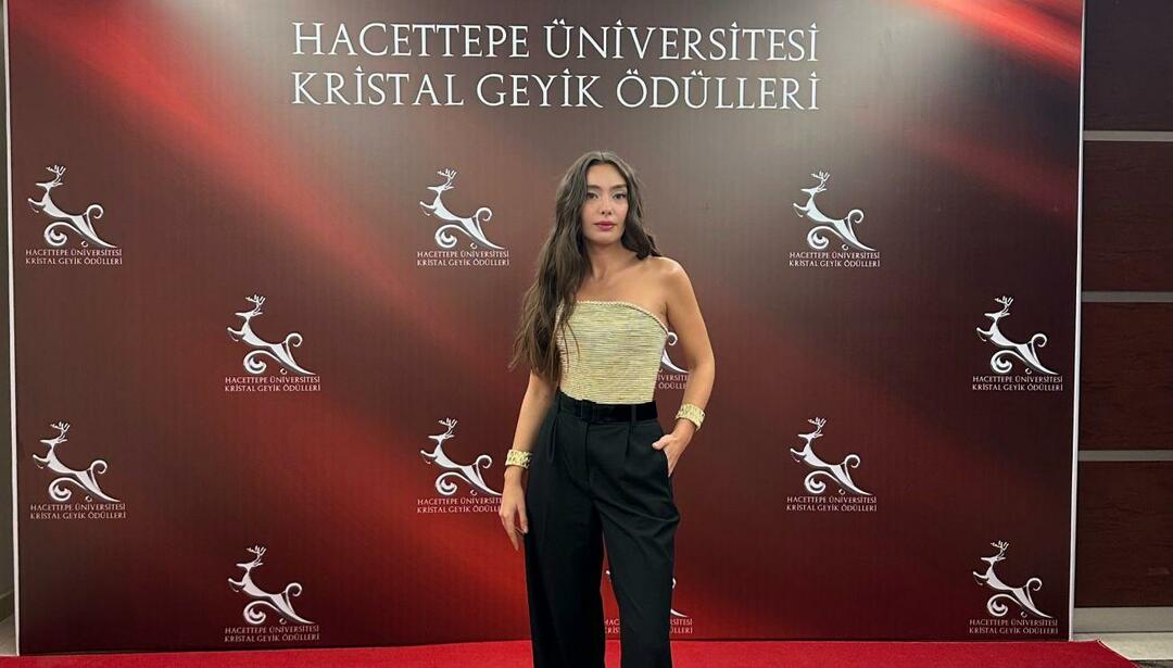  Neslihan Atagül lors de la cérémonie de remise des prix 