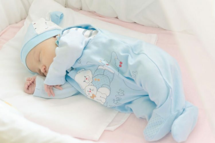 Considérez la position de sommeil des bébés!
