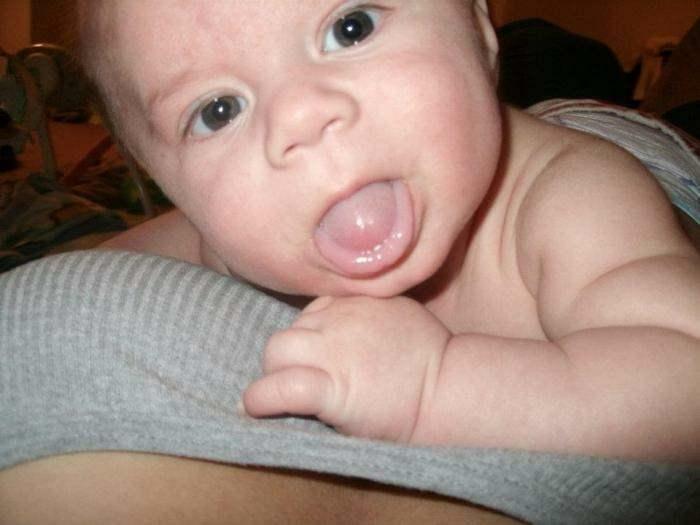 langue qui sort chez les bébés