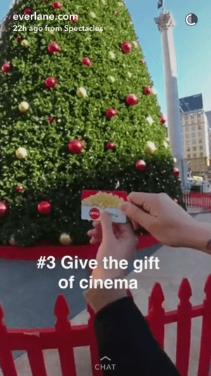 L'histoire de Snapchat d'Everlane a montré un ambassadeur de la marque distribuant une carte-cadeau de film.