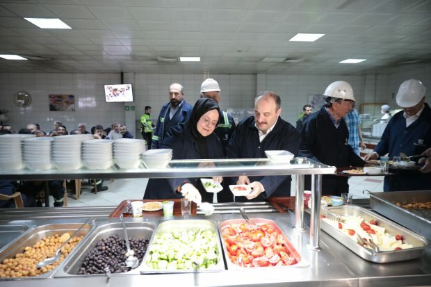 Le ministre Zehra Zümrüt Selçuk et Mustafa Varank se sont alignés pour le dîner du sahur.