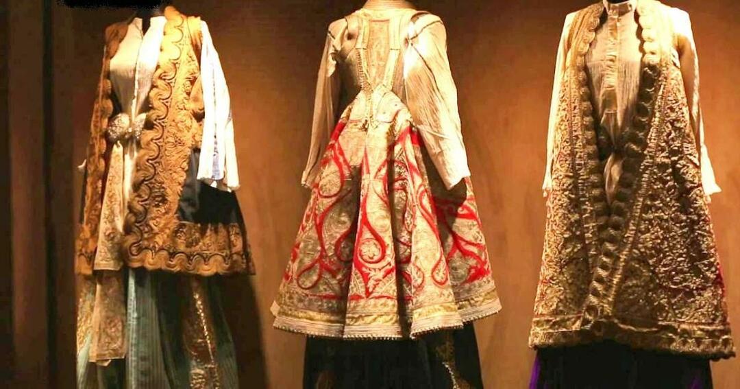 À quoi ressemblaient les vêtements féminins dans le palais ottoman aux 18e et 19e siècles ?