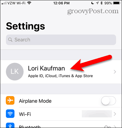 Appuyez sur votre nom dans l'application Paramètres dans iOS