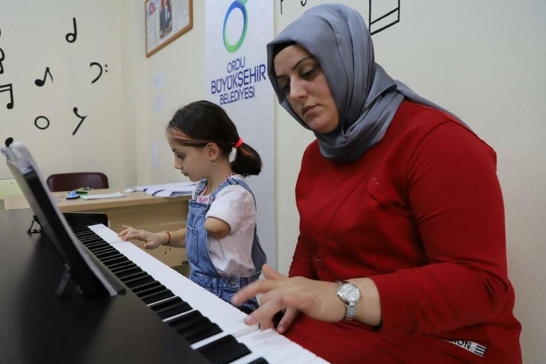 Zeynep apprend à jouer du piano avec sa mère