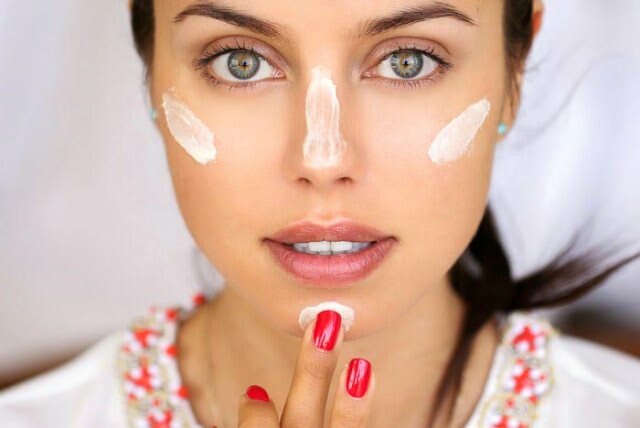 Pour nettoyer la bonne peau: faites une pause dans le maquillage