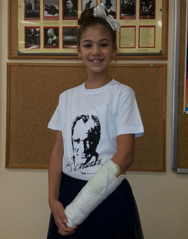 Le bras d'Isabella Damla Güven était cassé mais elle n'a pas quitté le plateau