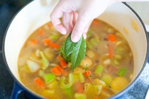 Vous pouvez ajouter de la menthe à la soupe de légumes d'hiver