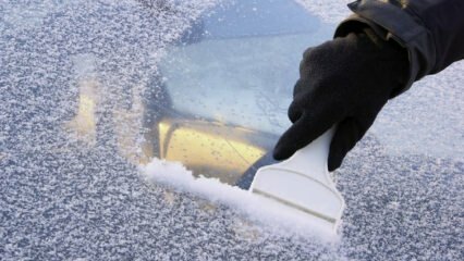 Comment empêcher la glace des vitres de la voiture?