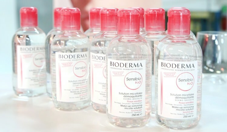 Quelqu'un utilise-t-il le purificateur d'eau micellaire Bioderma Sensibio H2O? Eau démaquillante Bioderma