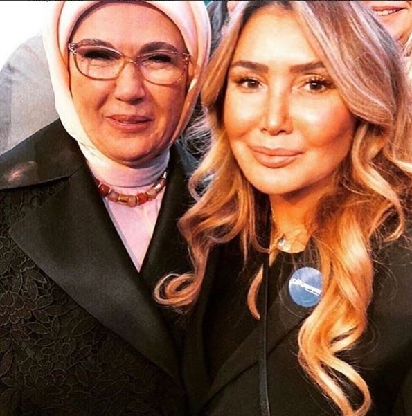 Paroles très louées du célèbre chanteur Yonca Evcimik à la Première Dame Erdoğan