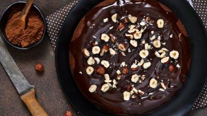 Recette pratique de gâteau aux noisettes avec sauce au chocolat 