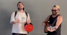 Uraz Kaygılaroğlu a réalisé un duo avec un musicien de rue! Des moments qui font sourire