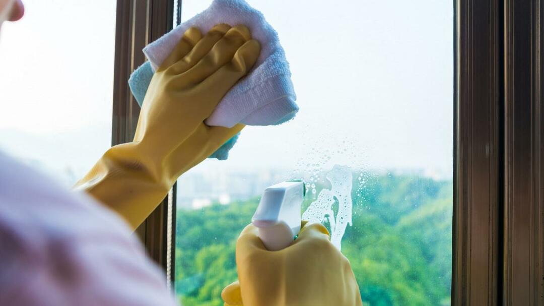 Comment nettoyer les vitres? Un mélange qui ne laisse pas de taches lors de l'essuyage du verre! Pour éviter que les fenêtres ne retiennent l'eau de pluie