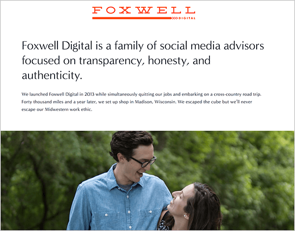Andrew Foxwell dirige Foxwell Digital avec sa femme. Sur leur page Web, le logo Foxwell Digital apparaît en haut, suivi du texte: «Foxwell Digital est une famille de conseillers en médias sociaux axés sur sur la transparence, l'honnêteté et l'authenticité. » Au-dessous de ce texte, une photo d'Andrew et de sa femme se regardant devant des arbres verts et feuillus.