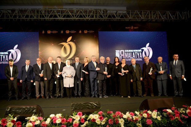 Şener Şen a reçu le «Prix d'honneur» de la main de Cem Yılmaz