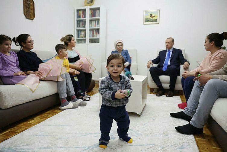 Le président Recep Tayyip Erdoğan et son épouse Emine Erdoğan ont rendu visite à la famille des survivants du tremblement de terre